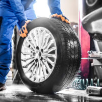 Rehvivahetus, autot tõstetakse tungrauaga rehvivahetuseks
