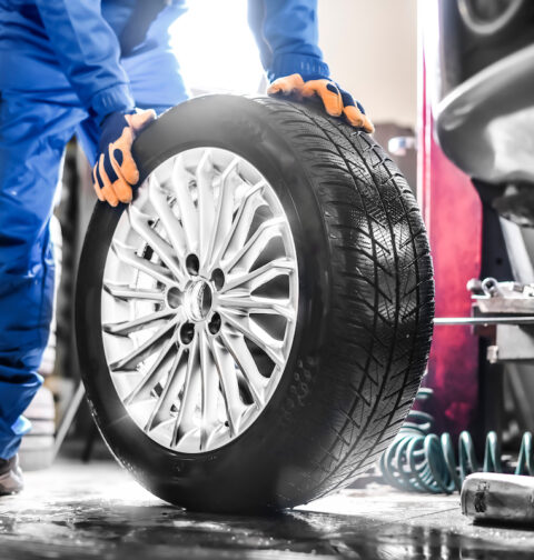 Rehvivahetus, autot tõstetakse tungrauaga rehvivahetuseks