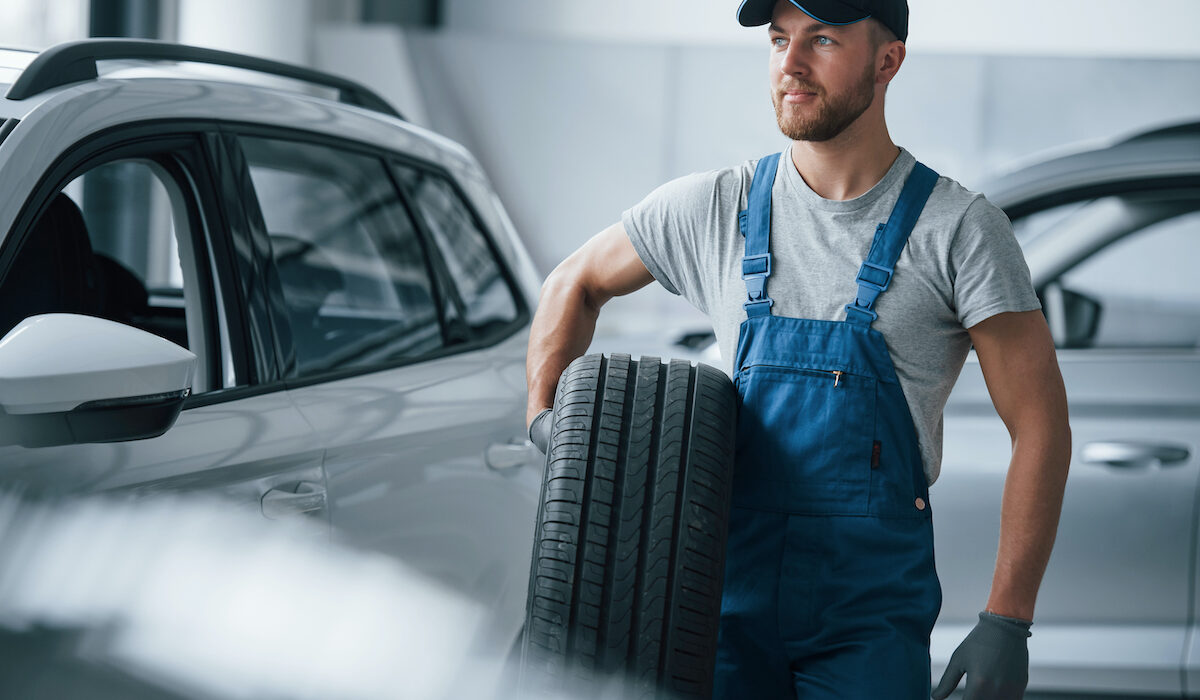 Rehvitehnik rehve vahetamas