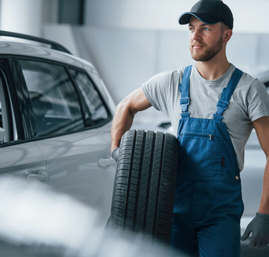 Rehvitehnik rehve vahetamas