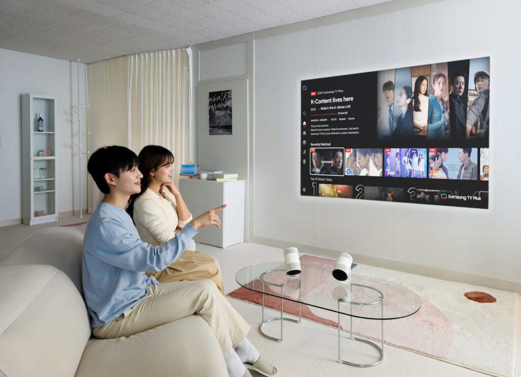 Inimesed vaatamas Samsung nutiprojektori Freestyle+