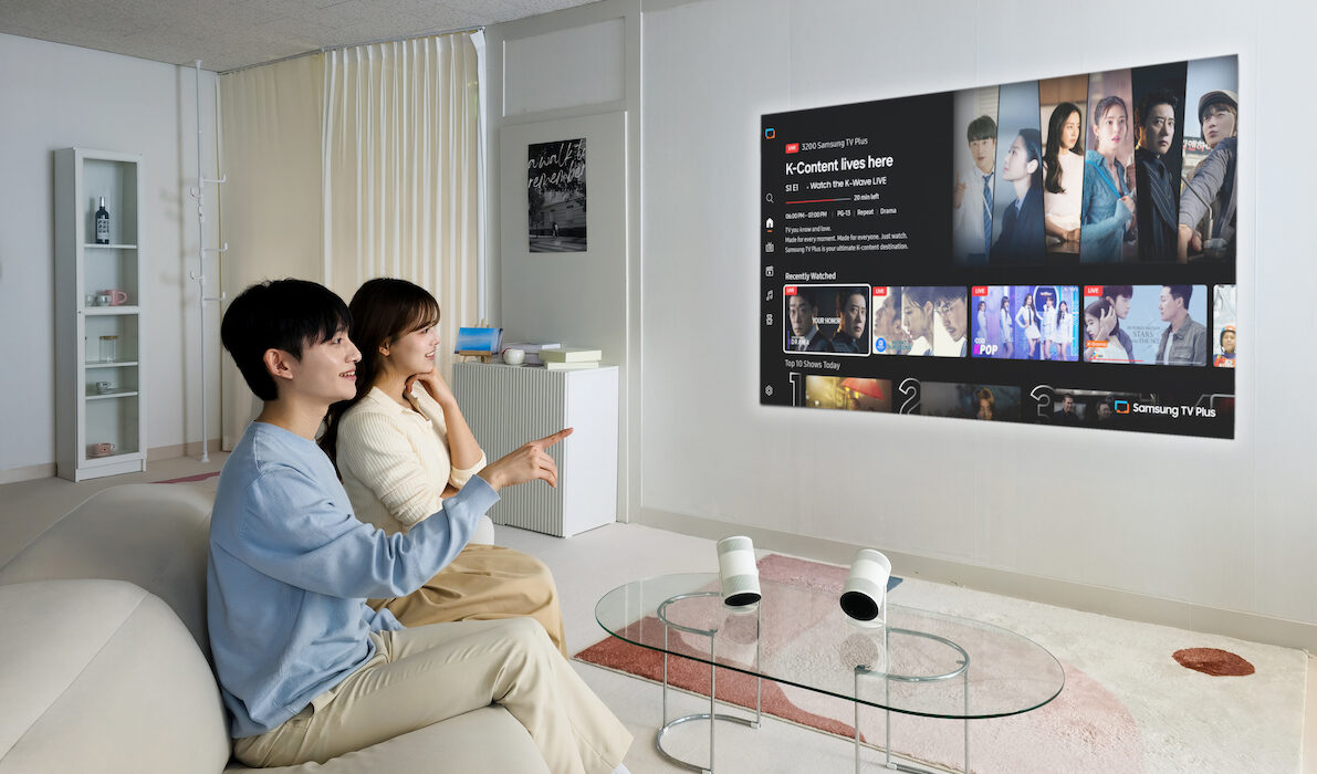 Inimesed vaatamas Samsung nutiprojektori Freestyle+ 