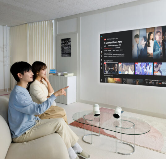 Inimesed vaatamas Samsung nutiprojektori Freestyle+ 