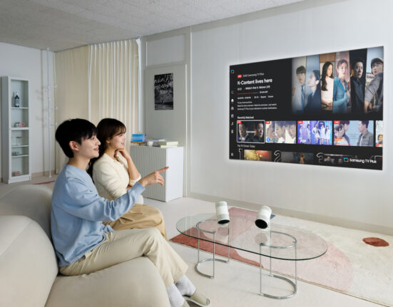 Inimesed vaatamas Samsung nutiprojektori Freestyle+ 