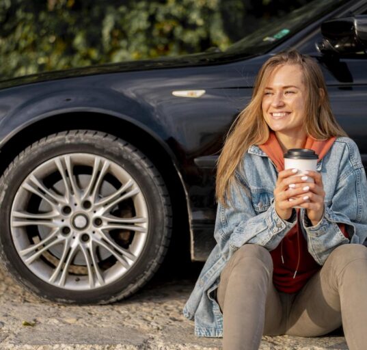 Noor naine nautimas hästi tehtud rehvivalikut