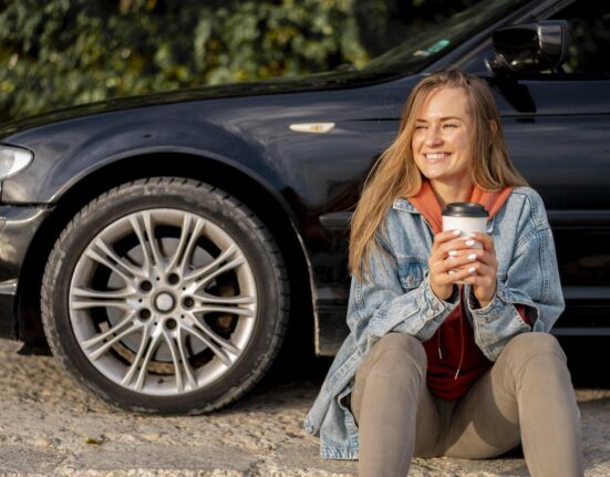 Noor naine nautimas hästi tehtud rehvivalikut