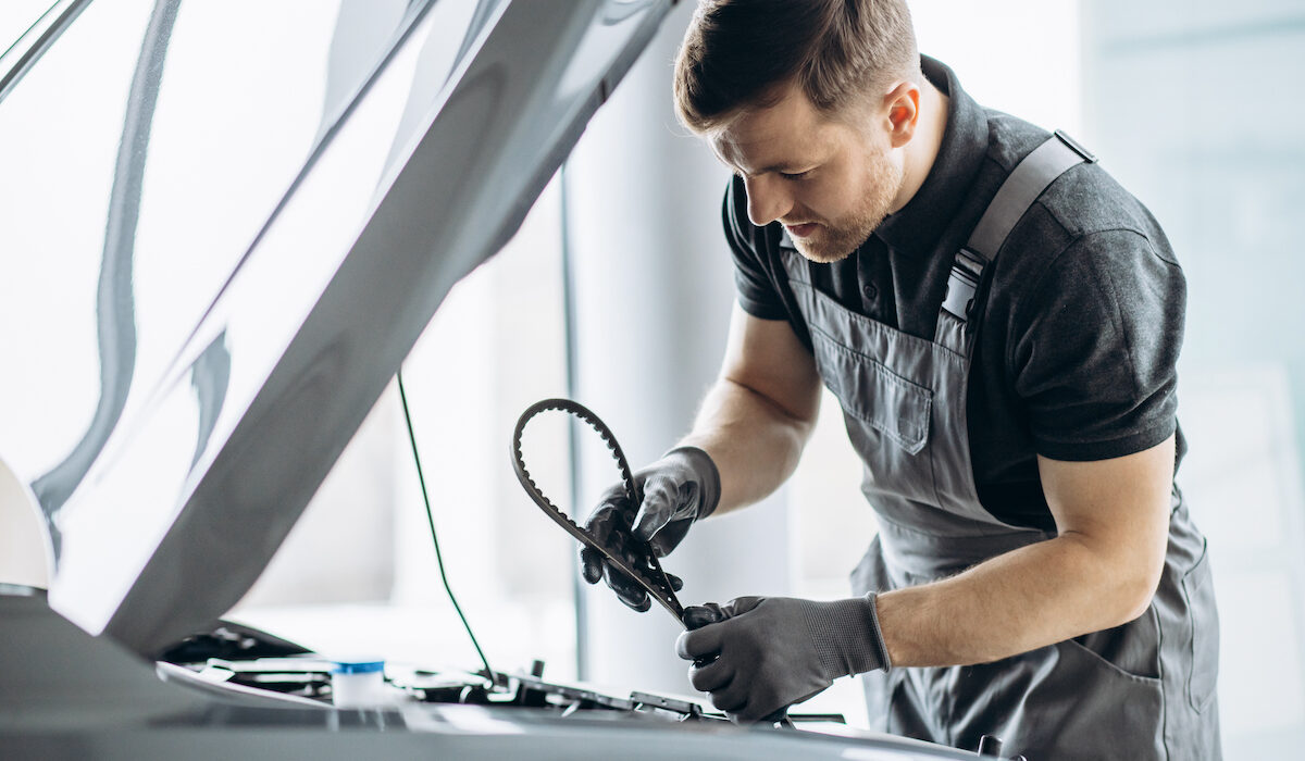 Tehnik Tallinnas hammasrihma vahetamas