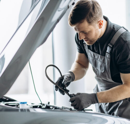 Tehnik Tallinnas hammasrihma vahetamas