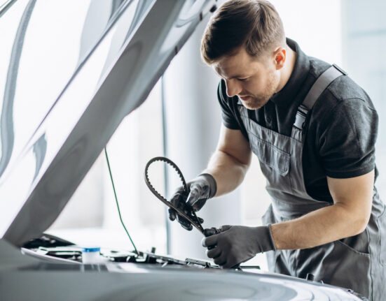 Tehnik Tallinnas hammasrihma vahetamas