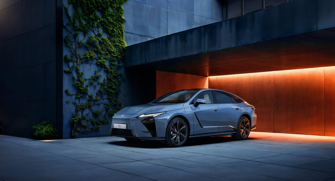 Uute autode müük Lexus ES_1 Hero