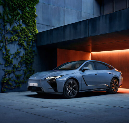 Uute autode müük Lexus ES_1 Hero