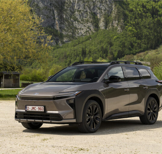 Toyota bZ4X Touring ilusas looduses