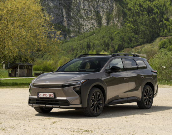 Toyota bZ4X Touring ilusas looduses
